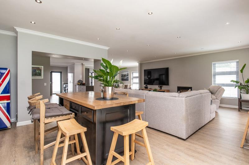 5 Bedroom Property for Sale in Constantia Western Cape